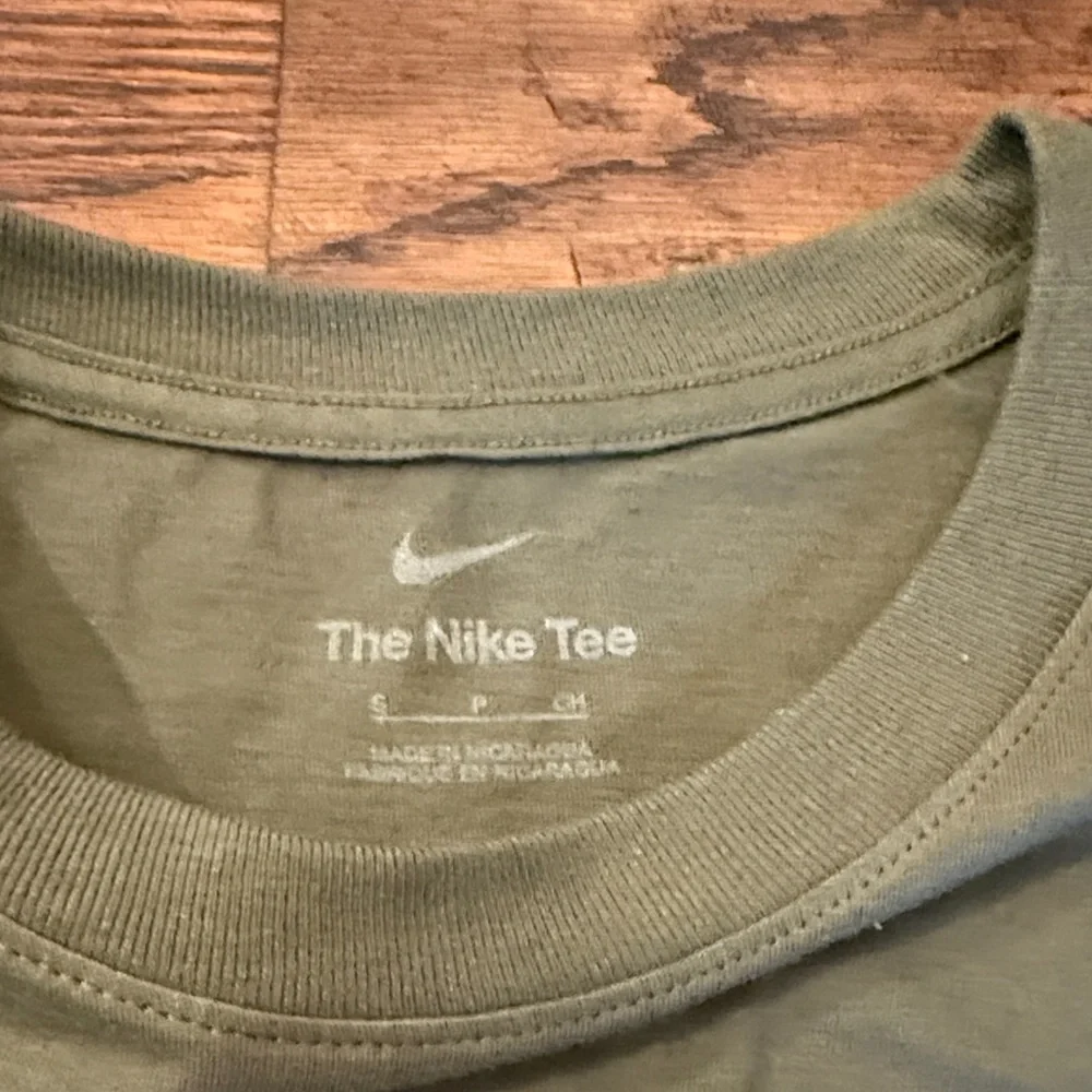 Nike Men's Green Long Sleeve Shirt with Buffalo Graphic - Picture 2 of 5